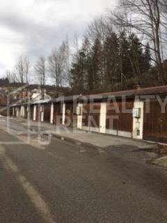 Reihe von Garagen in der Straße Centrum in Turzovka mit der Kennzeichnung eines geprüften Mitglieds des Immobilienbüros.