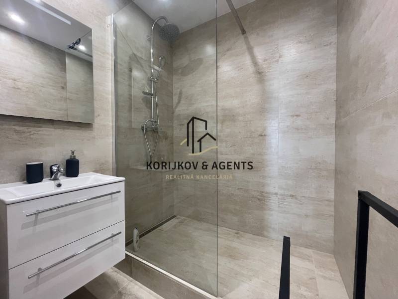 Badezimmer in einer 3-Zimmer-Wohnung mit Duschkabine und Stauraum unter dem Waschbecken.