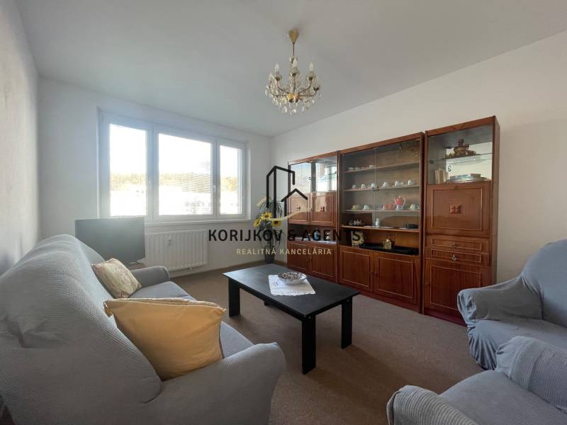 Wohnzimmer in einer 3-Zimmer-Wohnung mit Sofa, Sesseln und Wohnwand.