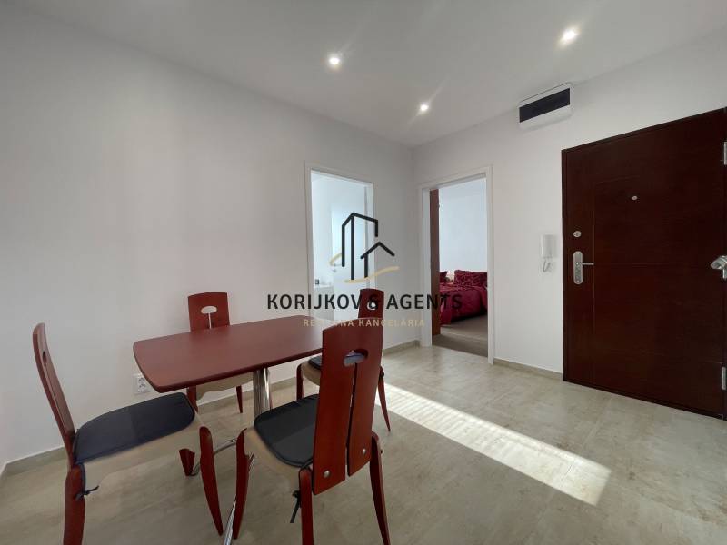 Esstisch und Stühle im Flur einer 3-Zimmer-Wohnung mit Fliesen.