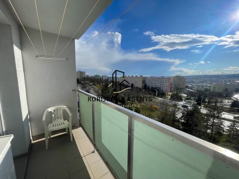 Der Balkon einer 3-Zimmer-Wohnung in der Fábryho-Straße in Košice mit Blick auf die Umgebung.