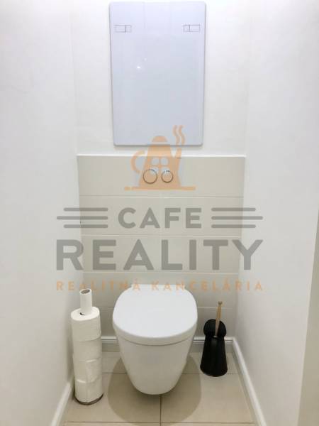 Toilette mit modernem Spülmechanismus. Geeignet für eine 2-Zimmer-Wohnung.