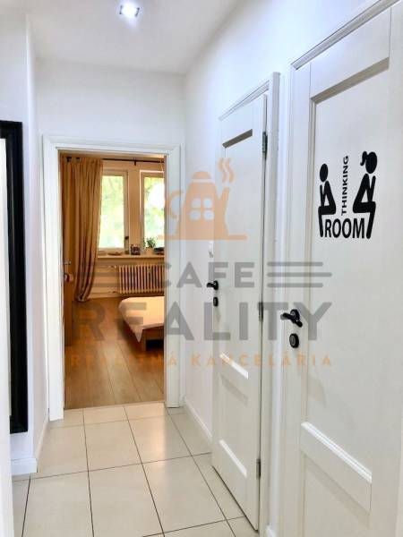 Der Flur in der 2-Zimmer-Wohnung mit weißen Wänden und Fliesen.