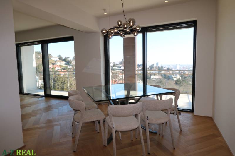 Esszimmer in einer 4-Zimmer-Wohnung mit Glaswand und Holzboden.