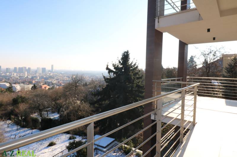 Blick auf Bratislava von der Terrasse über der Broskyňová-Straße.