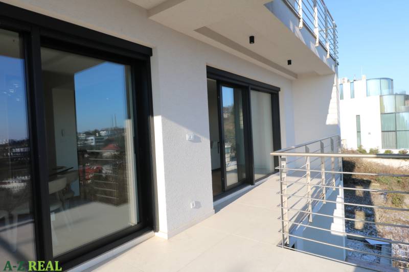 Balkon einer 4-Zimmer-Wohnung in der Broskyňová-Straße, Bratislava - Altstadt, mit modernem Geländer.