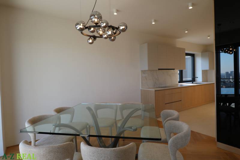 Esszimmer mit Glastisch und Stühlen, 4-Zimmer-Wohnung, Boden mit Holzdekor.