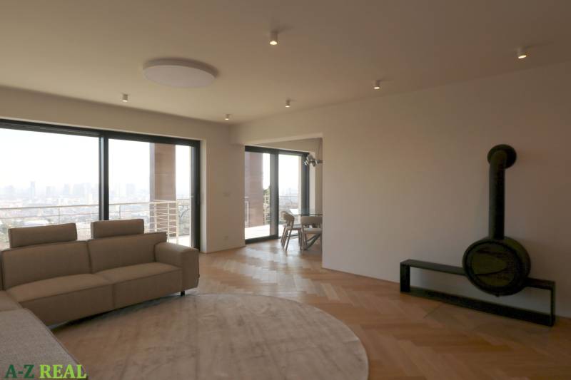 Wohnzimmer mit Sofa, Kamin und Holzboden in einer 4-Zimmer-Wohnung.