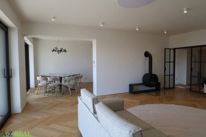 Wohnzimmer einer 4-Zimmer-Wohnung mit Kamin und Boden in Holzoptik.