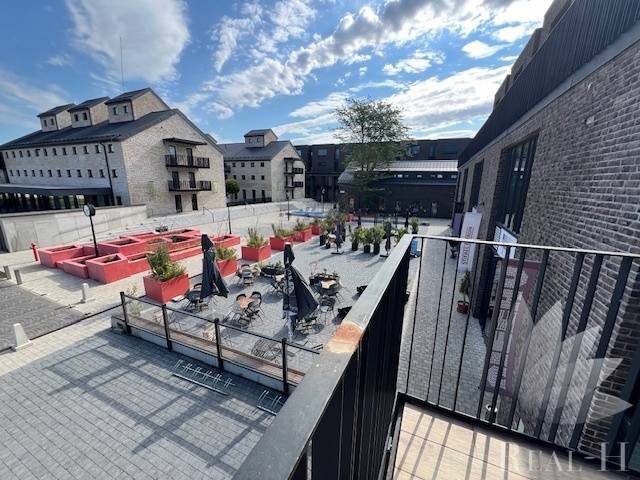 Der Außenbereich des Platzes bei der Sýpka in Bratislava - Jarovce mit Terrasse und Backsteingebäuden.