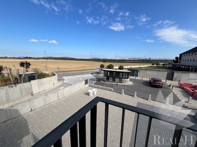 Blick vom Balkon auf den Platz bei der Sýpka in Bratislava - Jarovce, bei einer 2-Zimmer-Wohnung.