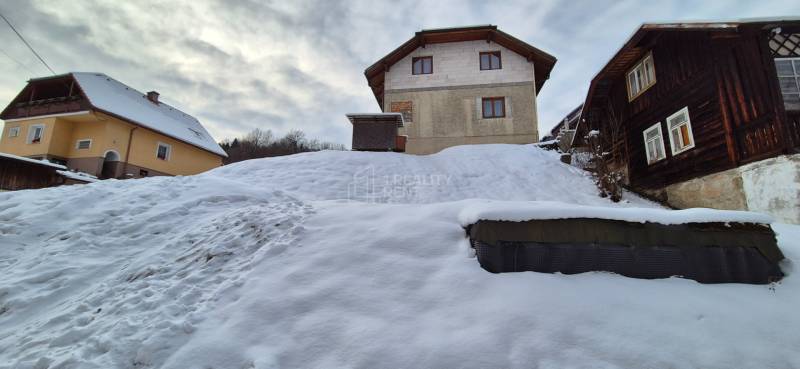Ein Einfamilienhaus in Ochodnica in der Ochodnická-Straße, bedeckt mit einer Schneedecke.
