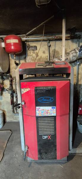 Kessel im Heizraum eines Einfamilienhauses mit technischer Ausstattung.