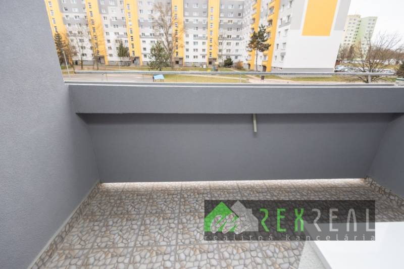 Der Balkon einer 3-Zimmer-Wohnung auf Rúbanisko in Lučenec mit Blick auf das Wohngebiet.