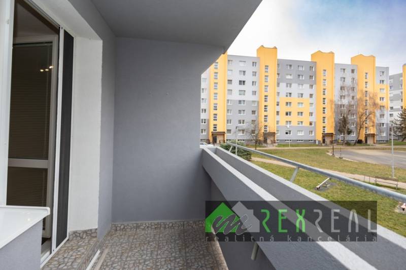 Ein Balkon mit Blick auf die Plattenbauten in Lučenec auf Rúbanisko, aus einer 3-Zimmer-Wohnung.