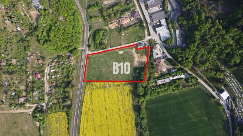 Luftaufnahme von Wohnbaugrundstücken in Trenčianske Teplice, umgeben von Grünflächen.