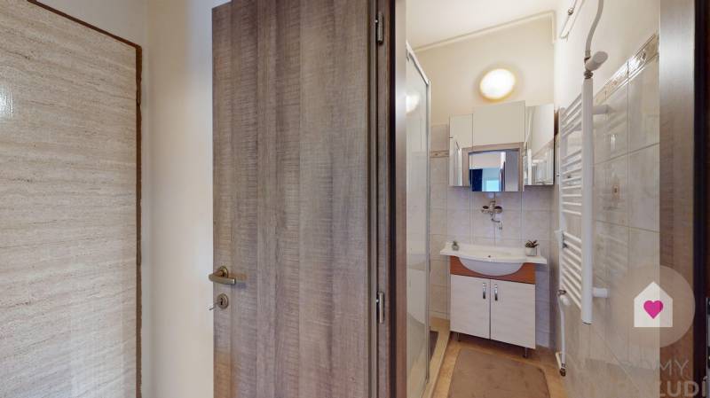 Prenájom kompletne zariadeného 2i bytu s oddelenou kuchyňou, 2 balkónmi a pivnicou na Krížnej ul. v Starom Meste