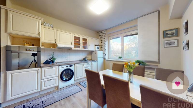 Prenájom kompletne zariadeného 2i bytu s oddelenou kuchyňou, 2 balkónmi a pivnicou na Krížnej ul. v Starom Meste