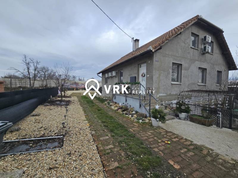 Einfamilienhaus in Hernádkak mit Garten, Kieszufahrt und Holzelementen.