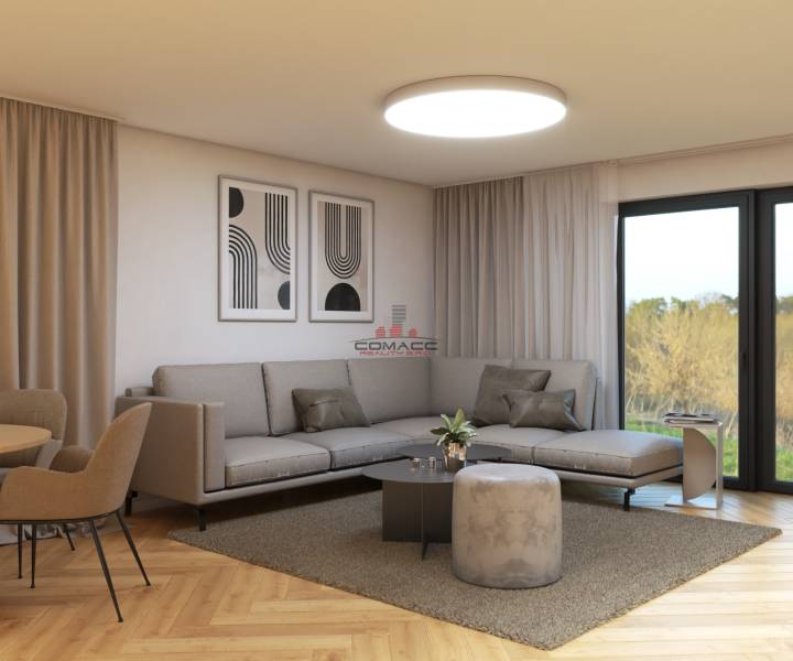 Helles Wohnzimmer, gemütliches Sofa, moderne Kunst, große Fenster, Holzboden.