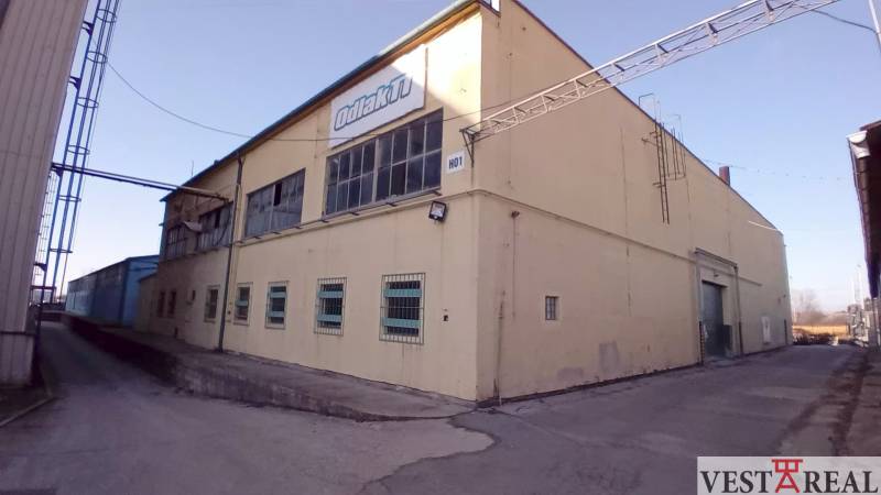 Das Gebäude in der Coburgova-Straße in Trnava, Lager und Hallen, gelbe Außenfassade, Industriearchitektur.