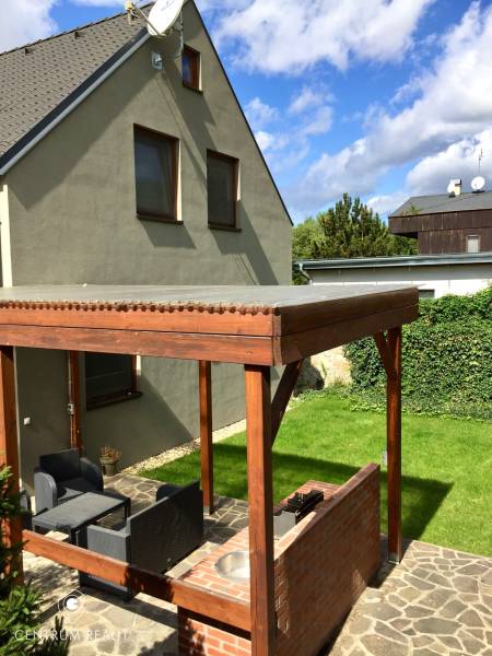 Ein Einfamilienhaus in Bratislava - Devín mit einer Terrasse und einem Außenbereich im Garten.