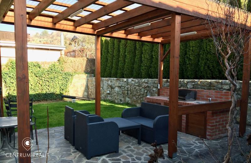 Der Garten eines Einfamilienhauses in Bratislava - Devín mit einem Pavillon und einer Außensitzgelegenheit.