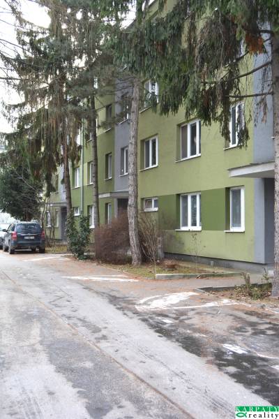 Eine Wohnung mit 3 Zimmern und Parkplatz wird in der Gejzu Dusíka Straße in Trnava angeboten.