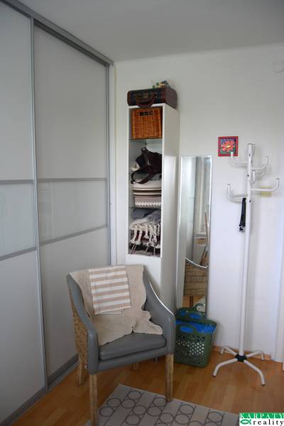 Ein bequemer Sessel mit einem Boden in Holzoptik in einer 3-Zimmer-Wohnung.