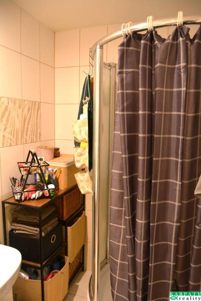 Badezimmer mit Überhang und Stauraum in einer 3-Zimmer-Wohnung.