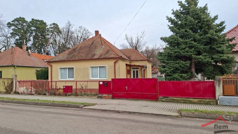 Einfamilienhaus in Nová Ves nad Žitavou in der Straße Nová Ves nad Žitavou mit einem markanten roten Zaun.