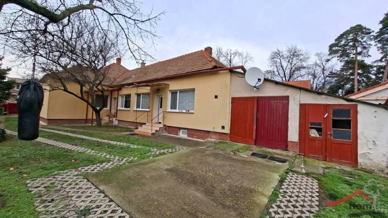 Einfamilienhaus in Nová Ves nad Žitavou in der Straße Nová Ves nad Žitavou mit Garage und Boxsack.