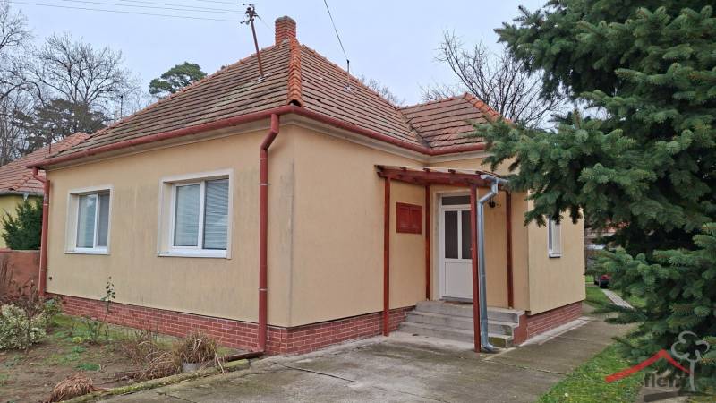 Einfamilienhaus in Nová Ves nad Žitavou in der Straße Nová Ves nad Žitavou mit schrägem Dach.