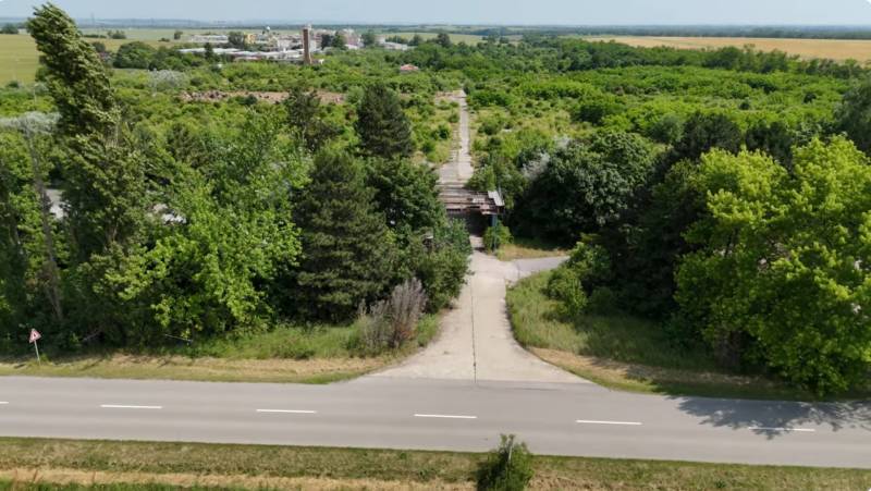 Ein von Grün umsäumter Weg bietet einen Blick auf Gewerbegrundstücke in Ivanka pri Nitre.