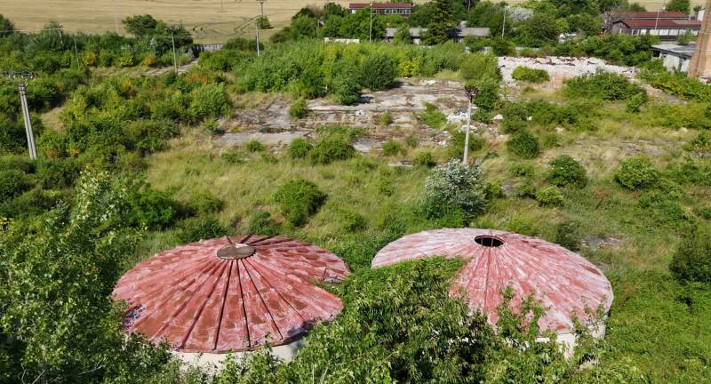 Gewerbegrundstücke in Ivanka pri Nitre mit runden Dächern, umgeben von üppigem Grün.