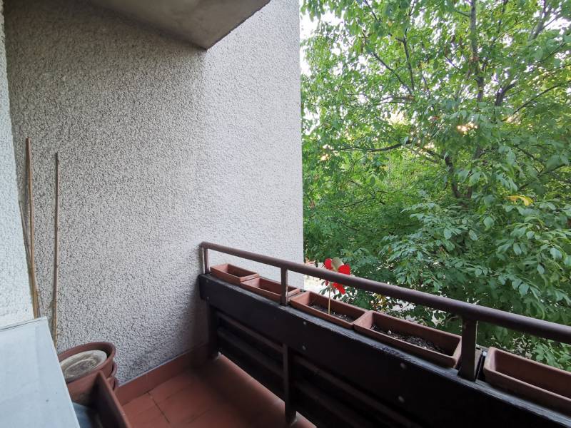 Balkon mit Blumenkästen und Blick ins Grüne in einer 4-Zimmer-Wohnung.