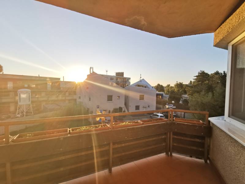 Ein Balkon mit Blick auf den Sonnenuntergang in Bratislava - Podunajské Biskupice in der Priekopnícka-Straße.