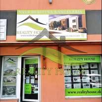 Außenbereich eines Immobilienbüros in Michalovce mit einem Verifizierungszertifikat.