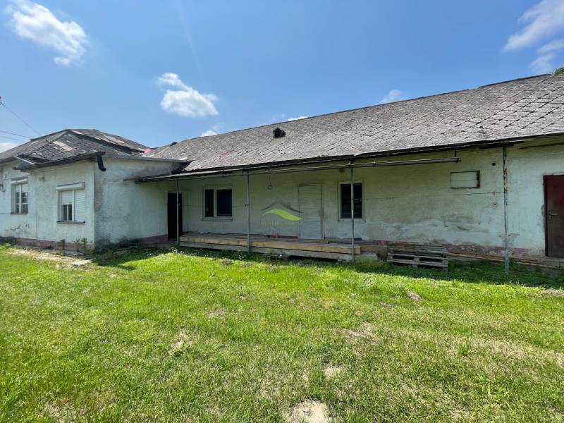 Einfamilienhaus mit Rasenfläche in Zemplínska Široká. Grundstücke - Wohnen.
