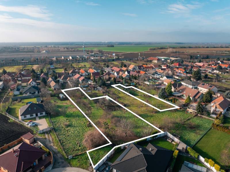 Baugrundstücke in Vlčkovce, geräumige Parzellen mit Blick auf die ländliche Landschaft.