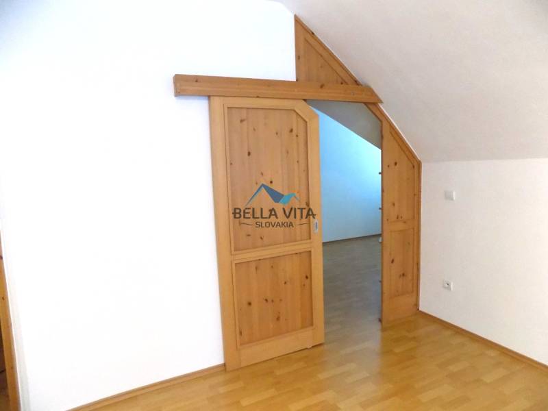 Innenraum mit Holzboden und Schiebetüren im Gebäude.