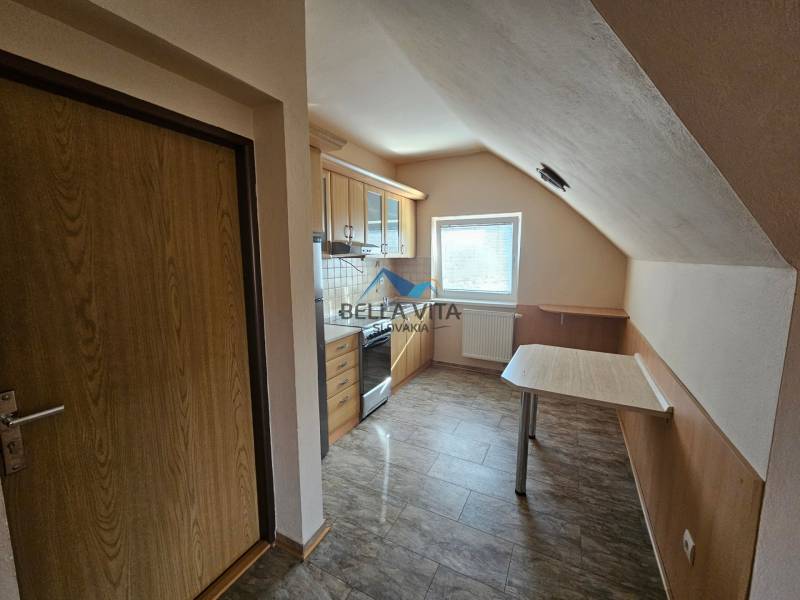 Küche in einem Gebäude mit Holzbodenoptik und Grundausstattung.