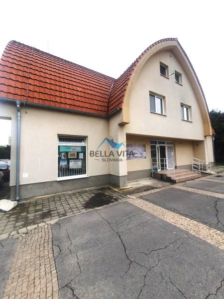 Das Gebäude am Kinderspielplatz in Galanta mit rotem Bogendach und Eingangsrampen.
