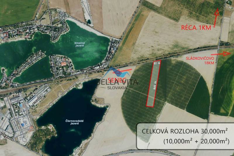 Luftaufnahme von landwirtschaftlichen und forstwirtschaftlichen Flächen in Senec in der Nähe von Senecká, bei den Seen.