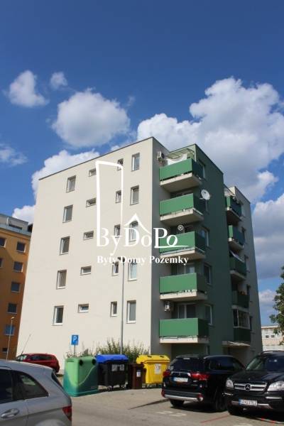 Mehrstöckiges Wohnhaus in der Potravinárska-Straße in Nitra, mit Parkmöglichkeiten in der Umgebung.