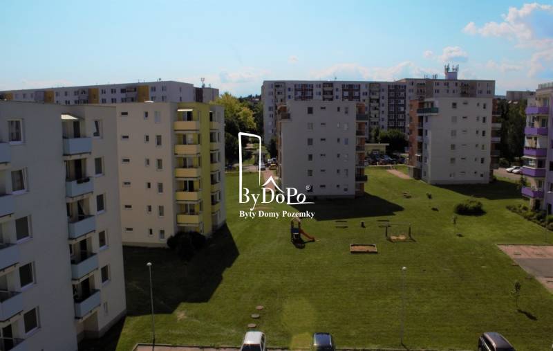 Der Außenbereich der Wohngebäude in der Potravinárska-Straße in Nitra mit einem Kinderspielplatz.