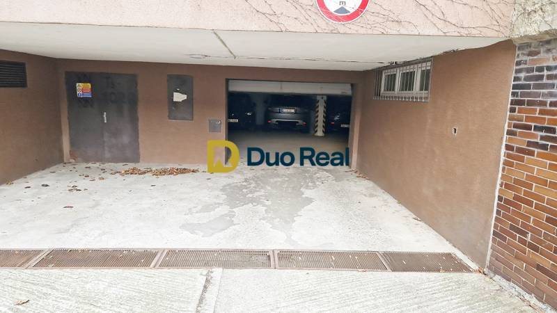 Einfahrt zu den Garagen in der Gajova-Straße in Bratislava - Altstadt, mit geparkten Autos.