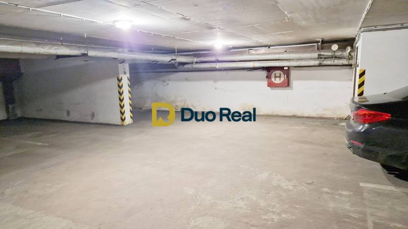 Parkplatz in der Garage in der Grösslingova-Straße, Bratislava - Altstadt.