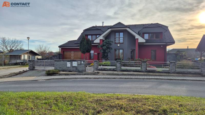 Ein Einfamilienhaus in der Veterná-Straße in Krakovany mit moderner Architektur und Garten.