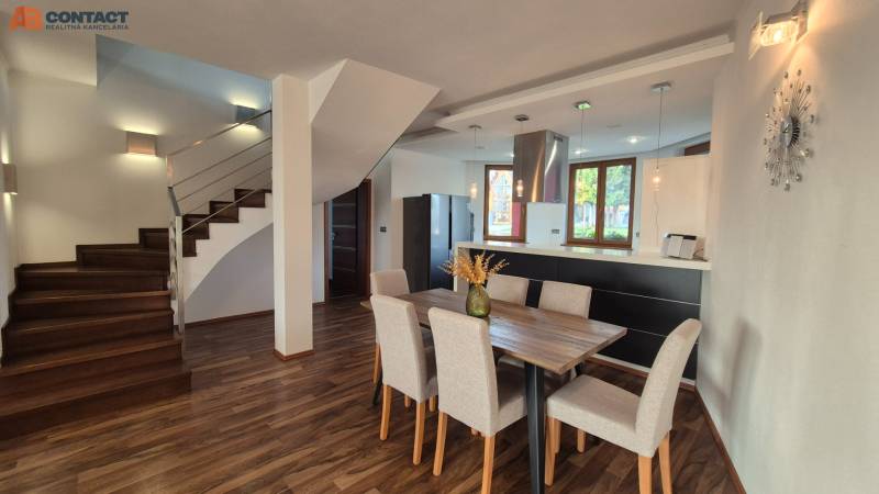 Esszimmer und Treppenhaus in einem Einfamilienhaus mit Holzboden, offener Raum.